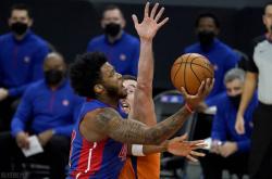 乐鱼棋牌 -里程碑夜！底特律活塞外线爆发，社区盾关键时刻刷纪录，球迷炸锅，心理建设被强调 